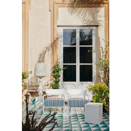 Fotoliu exterior Kartell Cara Mat Outdoor design Philippe Starck & Sergio Schito, cadru alb mat, perne dungi albastre