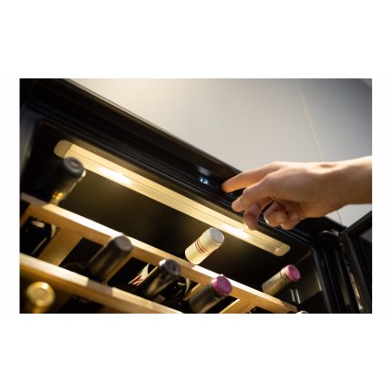 Vitrina de vin incorporabila Franke Mythos FMY 24 WCR BK, 66 litri, 24 sticle, clasa G, Nero